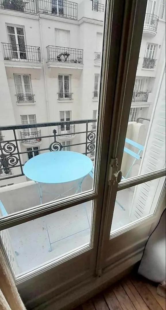 Avec Balcon Dans Calme Avec Gardien - Apartment Paris
