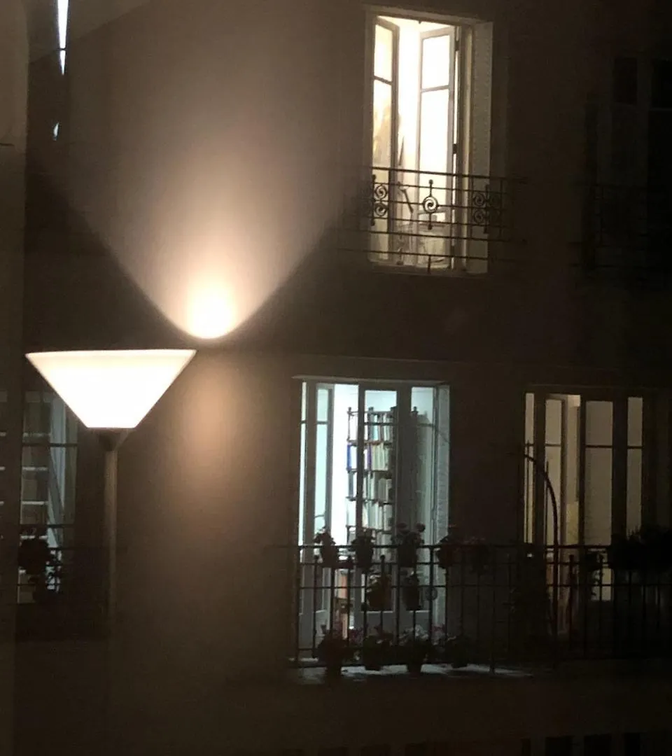Avec Balcon Dans Calme Avec Gardien - * Paris