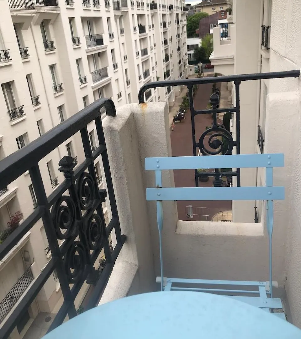 Avec Balcon Dans Calme Avec Gardien - Apartment Paris