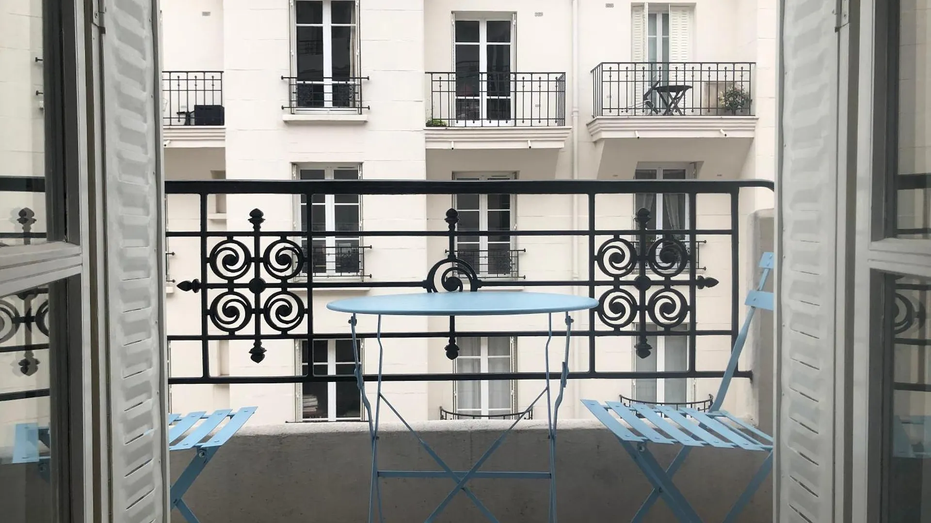 Avec Balcon Dans Calme Avec Gardien - * Paris
