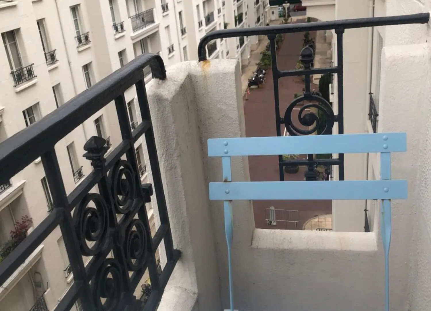 Avec Balcon Dans Calme Avec Gardien - *