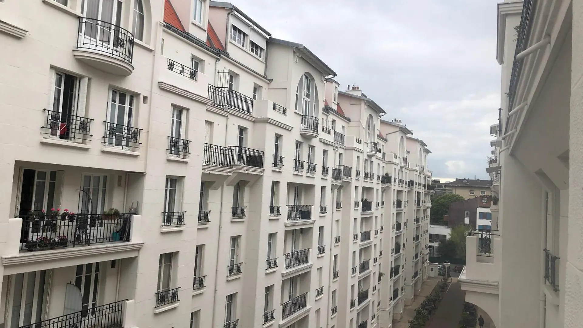 Avec Balcon Dans Calme Avec Gardien - * Paris