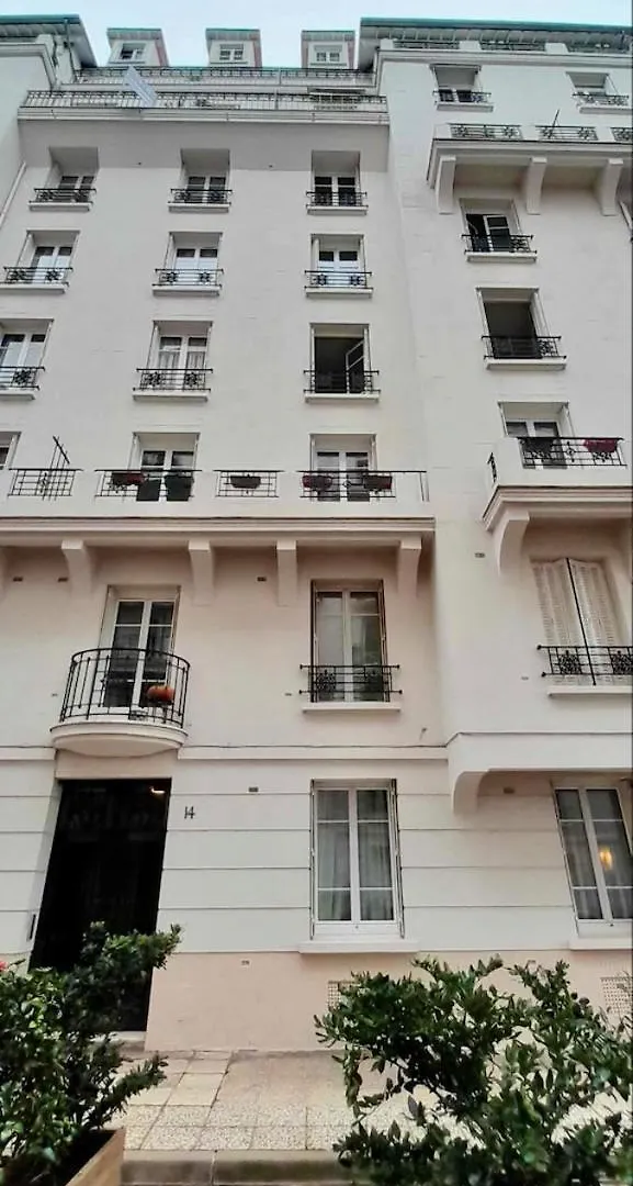 Avec Balcon Dans Calme Avec Gardien - Paryż