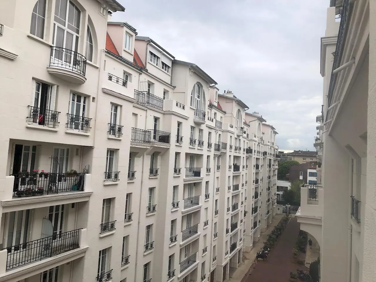 Avec Balcon Dans Calme Avec Gardien - Paryż